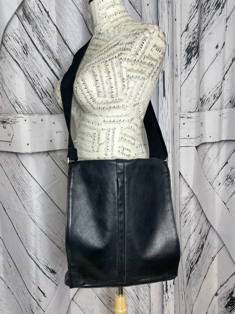 Landmark Leather Messenger Bag Black